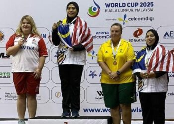 Emma Firyana Saroji (dua dari kiri) menutup kempen Piala Dunia 2025 dengan cemerlang selepas menewaskan wakil England, Katherine Rednall dalam aksi final perseorangan wanita di Stadium Juara, Bukit Kiara, semalam.