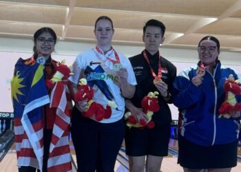 Adelia Nur Irwan Syazalee (kiri) bersama juara, Essi Pakarinen (dua dari kiri), Shayna Ng dari Singapura dan atlet Amerika Syarikat, Breanna Clemmer yang berkongsi tempat ketiga Kejohanan Boling Dunia 2025 di Hong Kong, semalam. - IHSAN MSN