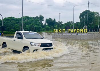 KEADAAN jalan raya Bukit Payung-Kuala Terengganu di Marang, Terengganu yang digenangi air. - UTUSAN/PUQTRA HAIRRY
