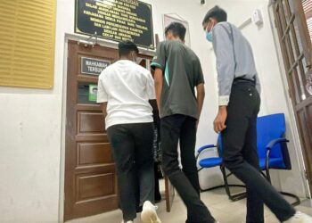 TIGA pelajar lelaki didakwa di Mahkamah Majistret Parit hari ini atas pertuduhan membuli rakan sekolah, minggu lalu.