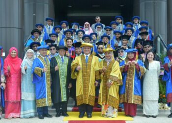 TUANKU Syed Faizuddin Putra Jamalullail (enam dari kiri) dan Mustapa Mohamed (lima dari kiri) yang menerima Ijazah Kehormat Doktor Pengurusan Unimap bergambar bersama bersempena Istiadat Konvokesyen Unimap Ke-20 di Dewan Tuanku Canselor, Pauh Putra, Arau, Perlis hari ini. -UTUSAN/IZLIZAN OTHMAN
