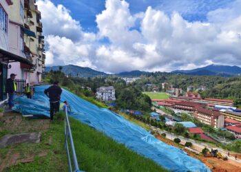 KERJA-KERJA pembersihan tanah runtuh dan pemasangan plastik 'sheeting' oleh SMR Selenggara Pahang Sdn Bhd. di Puncak Arabella, Tanah Rata, Cameron Highlands di sini hari ini.