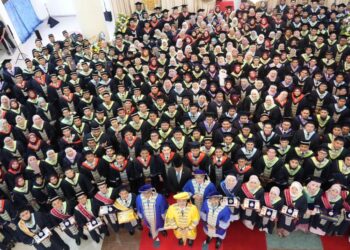 TUANKU Syed Faizuddin Putra Jamalullail bergambar bersama para graduan bersempena Istiadat Konvokesyen Kali Ke-8 UniSIRAJ di Dewan 2020, Kangar, Perlis hari ini.-UTUSAN