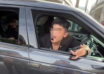 TANGKAP layar rakaman video tular sejak semalam memaparkan seorang lelaki memandu kenderaannya dalam keadaan berbahaya di Lebuhraya Sungai Besi, Kuala Lumpur, semalam.