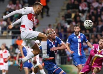 Pemain tengah Croatia, Nikola Vlasic (kiri) melompat untuk menjaringkan gol menentang Kepulauan Faroe di Rijeka, semalam. - AFP