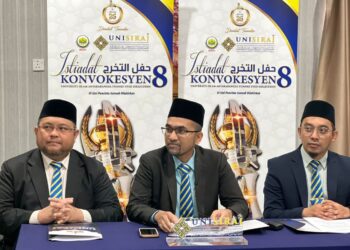 MUHAMAD Rozaimi Ramle (tengah) dalam sidang akhbar selepas Istiadat Konvokesyen UniSIRAJ Ke-8 di Dewan 2020, Kangar, Perlis, hari ini. -UTUSAN/ASYRAF MUHAMMAD