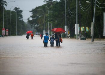 KEADAAN banjir di Kedah semakin meruncing apabila jumlah penduduk yang dipindahkan terus meningkat terutama di Kubang Pasu. - UTUSAN/ SHAHIR NOORDIN