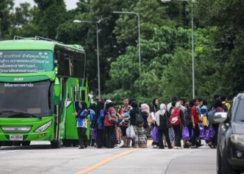 KESEMUA 36 pelajar UUM yang terkandas banjir di Hat Yai tiba dengan menaiki bas milik PSU di Kompleks ICQS Bukit Kayu Hitam, Kubang Pasu. - UTUSAN/ SHAHIR NOORDIN