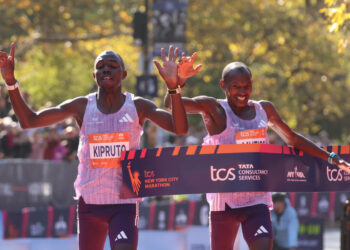 Benson Kipruto (kiri) muncul juara Maraton New York dengan catatan 2 jam 8 minit 9 saat (s) selepas menewaskan rakan senegara, Alexander Mutiso.