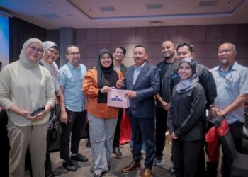 RUSLIN Jusoh bersama Kelab Media Putrajaya pada program ramah mesra bersama AADK di Putrajaya. - UTUSAN/FIAZ ALIF ZUBIR