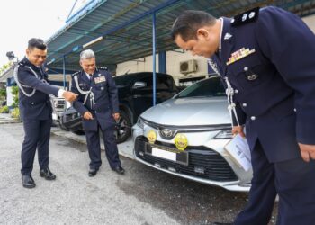 BAKRI Zainal Abidin (tengah) menunjukkan darjah kebesaran palsu yang dipasang pada kereta seorang pengamal perubatan tradisional  pada sidang akhbar di IPK Hilir Perak di Teluk Intan. - UTUSAN/MUHAMAD NAZREEN SYAH MUSTHAFA