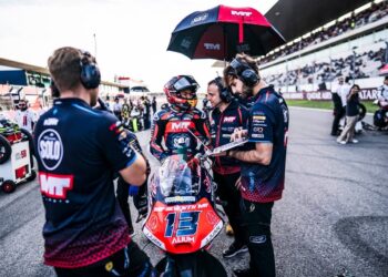 Hakim Danish mendapat sokongan penuh daripada kru pasukannya, Frinsa MT Helmets-MSi sewaktu GP Portugal di Litar Antarabangsa Algarve, Portugal, kelmarin. - Ihsan MSi Racing Team