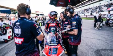 Hakim Danish mendapat sokongan penuh daripada kru pasukannya, Frinsa MT Helmets-MSi sewaktu GP Portugal di Litar Antarabangsa Algarve, Portugal, kelmarin. - Ihsan MSi Racing Team