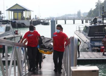 ANGGOTA penyelamat membawa mayat mangsa bot karam yang dipercayai PATI etnik Rohingya ke Jeti Maritim Malaysia di Bukit Malut, Langkawi.