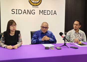 MOHAMMAD Zahir Abdul Khalid (tengah) ketika sidang akhbar di Bangunan Perak Darul Ridzuan di Ipoh hari ini. - UTUSAN