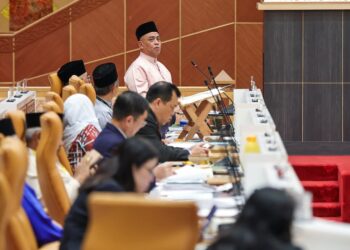SAARANI Mohamad semasa Persidangan Dewan Undangan Negeri Perak hari ini. - UTUSAN/MUHAMAD NAZREEN SYAH MUSTHAFA