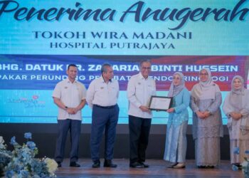 DZULKEFLY Ahmad menyampaikan Anugerah Tokoh Wira Madani kepada Pakar Perunding 
‎Edokrin Hospital Putrajaya, Datuk Dr. Zanariah Hussein pada majlis Jelajah Wira Madani @25 Tahun Hospital Putrajaya. - UTUSAN/FAIZ ALIF ZUBIR