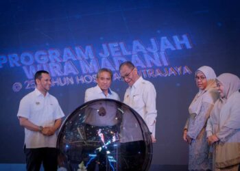 DZULKEFLY Ahmad ketika merasmikan majlis Jelajah Wira Madani @25 Tahun Hospital Putrajaya di Putrajaya. - UTUSAN/FAIZ ALIF ZUBIR