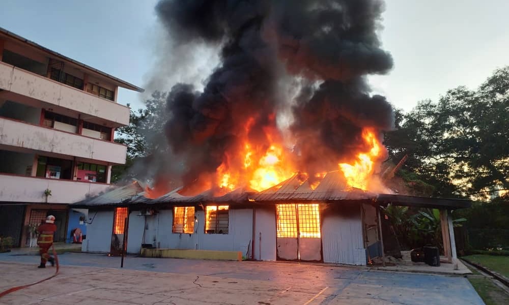 Sekolah terbakar
