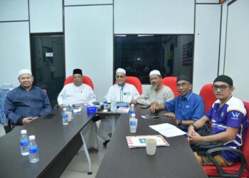 SHAHIDAN Kassim (tengah) bersama antara jawatankuasa badan perhubungan PN Perlis baharu yang dilantik di Kangar, Perlis semalam.-UTUSAN/IZLIZAN OTHMAN