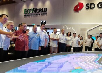 AMINUDDIN Harun (tengah) pada Majlis Pelancaran dan Pembukaan Galeri Jualan Eco Business Park 7, Taman Perindustrian Pertama Parcel C MVV 2.0 di Bukit Pelandok, Port Dickson kelmarin.-UTUSAN/MOHD. SHAHJEHAN MAAMIN.