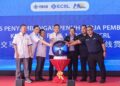 PENGERUSI Syarikat Kejuruteraan Pelabuhan China (CHEC), Bai Yinzhan (empat dari kiri) bersama Ketua Pegawai Eksekutif Malaysia Rail Link Sendirian Berhad (MRL) Datuk Seri Darwis Abdul Razak (tiga dari kanan) ketika melancarkan gimik pada Majlis Penyambungan Penuh Pembinaan Kerja Sivil Fasa 1 Projek ECRL di Kampung Batu 12 Gombak di sini, hari ini. - UTUSAN/SYAKIR RADIN