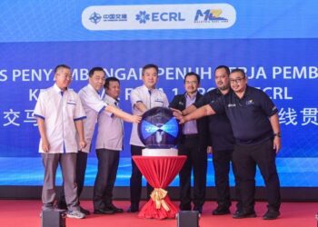 PENGERUSI Syarikat Kejuruteraan Pelabuhan China (CHEC), Bai Yinzhan (empat dari kiri) bersama Ketua Pegawai Eksekutif Malaysia Rail Link Sendirian Berhad (MRL) Datuk Seri Darwis Abdul Razak (tiga dari kanan) ketika melancarkan gimik pada Majlis Penyambungan Penuh Pembinaan Kerja Sivil Fasa 1 Projek ECRL di Kampung Batu 12 Gombak di sini, hari ini. - UTUSAN/SYAKIR RADIN