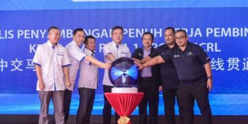 PENGERUSI Syarikat Kejuruteraan Pelabuhan China (CHEC), Bai Yinzhan (empat dari kiri) bersama Ketua Pegawai Eksekutif Malaysia Rail Link Sendirian Berhad (MRL) Datuk Seri Darwis Abdul Razak (tiga dari kanan) ketika melancarkan gimik pada Majlis Penyambungan Penuh Pembinaan Kerja Sivil Fasa 1 Projek ECRL di Kampung Batu 12 Gombak di sini, hari ini. - UTUSAN/SYAKIR RADIN