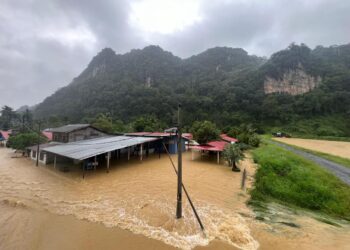 KEADAAN salah sebuah rumah penduduk yang terjejas dengan banjir di Kampung Tebing Tinggi, Kangar, Perlis, hari ini. -UTUSAN/ASYRAF MUHAMMAD
