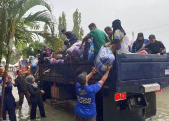 UMNO Kangar menyampaikan 300 unit toto kepada JKM untuk diagihkan kepada mangsa banjir di PPS.-UTUSAN
