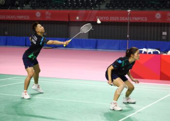 Edmund Teo-Boon Wei Ying ketika beraksi aksi suku akhir beregu campuran Deaflympics 2025 di Keio Arena Tokyo, Jepun, hari ini. - IHSAN MSDEAF