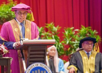 Abang Johari ketika berucap pada Majlis Konvokesyen Ke-10 UTS, hari ini.