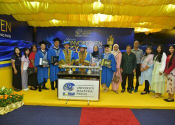 HASRAT tiga graduan yang terkandas di Hatyai, Thailand berikutan banjir meraikan detik bersejarah konvokesyen tercapai apabila diraikan dalam slot khas sidang kelapan Istiadat Konvokesyen Universiti Malaysia Perlis (Unimap) Ke-20, di Arau Perlis semalam.-UTUSAN/IZLIZAN OTHMAN
