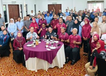 EWON Benedick (duduk, tengah) bersama pegawai dan warga  Kementerian Pembangunan Usahawan dan Koperasi ( Kuskop) Pahang di Hotel Seri Malaysia Temerloh, Pahang. - UTUSAN/SALEHUDIN MAT RASAD