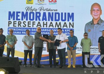 Armizan (tengah) ketika ditemui di Majlis Menandatangani Memorandum Persefahaman (MoU) bersama Pasar Raya Bataras Sdn. Bhd. dan Pasar Raya CKS Retail Sdn. Bhd.