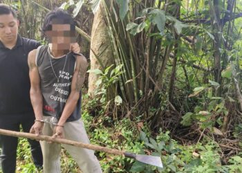 Salah seorang suspek yang berjaya ditangkap selepas mencuri buah kelapa sawit dari ladang SALCRA di Saratok.