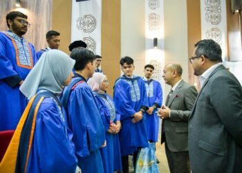 ZALIMAN Sauli beramah mesra bersama penerima anugerah, pingat dan hadiah sempena
Istiadat Konvokesyen Ke-20 Unimap di 
Auditorium Canselori Tuanku Syed Sirajuddin Kampus Alam Unimap, Pauh Putra, Arau, Perlis semalam. -UTUSAN/IZLIZAN OTHMAN
