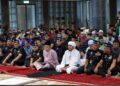 MOHD Khalid Ismail (tiga dari kiri) sewaktu menghadiri Majlis Selamat Dan Munajat Perdana Polis Kuala Lumpur di Masjid Al-Sultan Abdullah di sini hari ini.