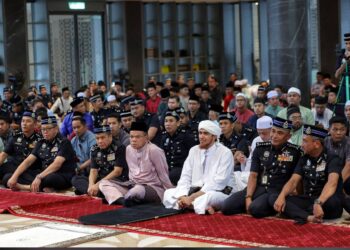MOHD Khalid Ismail (tiga dari kiri) sewaktu menghadiri Majlis Selamat Dan Munajat Perdana Polis Kuala Lumpur di Masjid Al-Sultan Abdullah di sini hari ini.