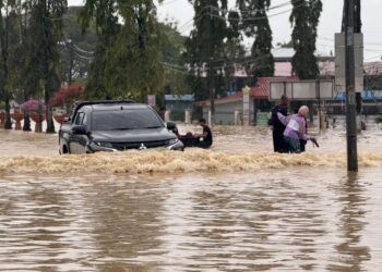 ARAU antara kawasan yang terjejas teruk dengan kebanyakan jalan tidak dapat dilalui kenderaan ringan berikutan kenaikan paras air mendadak.-UTUSAN/ASYRAF MUHAMMAD
