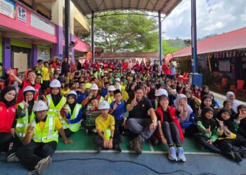 PESERTA program Shero di Sekolah (Hero Keselamatan, Kesihatan dan Alam Sekitar) bergambar bersama di Sekolah Kebangsaan Janda Baik, Pahang, baru-baru ini.