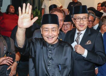 HAJIJI Noor berjalan keluar dari kediaman rasmi Ketua Menteri di Sri Gaya kelmarin. – UTUSAN/AMIR KHALID