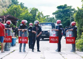 PENDUDUK Kampung Papan diarah mengosongkan kediaman mereka dan ditawarkan rumah di bawah Skim Smart Sewa dan pembinaan kediaman di atas tanah seluas 2.8 hektar sebagai langkah penyelesaian sementara dan jangka panjang. – UTUSAN/AFIQ RAZALI