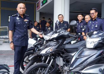 AHMAD Sukarno Mohd. Zahari melihat motosikal curi yang berjaya ditemukan semula susulan penangkapan dua anggota Geng Ajoi di IPD Sentul, Kuala Lumpur hari ini. - UTUSAN/ISKANDAR ISHAK