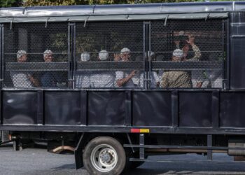 TRAK membawa kakitangan (GISBH) tiba bagi pertuduhan menjadi anggota pertubuhan yang menyalahi undang-undang di Kompleks Penjara Kajang hari ini.-UTUSAN/
SYAKIR RADIN