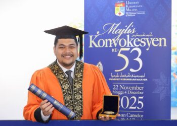 SYED Zuliqbal Syed Abd Halim selepas menerima Anugerah Tun Abdul Razak dalam bidang  Ijazah Sarjana Muda Pendidikan TESL, pada Majlis Konvokesyen ke-53 Universiti Kebangsaan Malaysia (UKM), di sini hari ini.