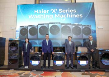 FAN Jing (dua dari kanan) pada majlis pelancaran mesin basuh X Series serba baharu di Puchong, Selangor, semalam.