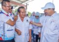 Hajiji Noor beramah mesra dengan orang ramai dalam kempen pilihan raya yang diadakan di Kota Kinabalu, semalam.