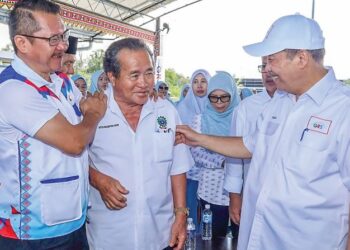 Hajiji Noor beramah mesra dengan orang ramai dalam kempen pilihan raya yang diadakan di Kota Kinabalu, semalam.