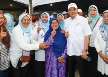 HAJIJI Noor (tiga dari kanan) ketika hadir sempena Kempen Mega Tamparuli GRS di tapak tamu Pekan Tamparuli.